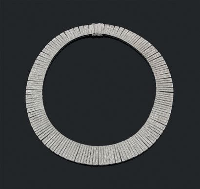 Beau collier collerette en or gris (750)...