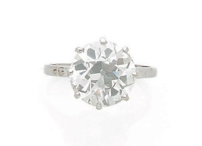 Beautiful solitaire ring in platinum (850)...