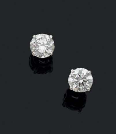 Pair of earrings in white gold (750) set...