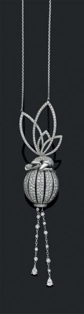 750 white gold necklace featuring a forçat...