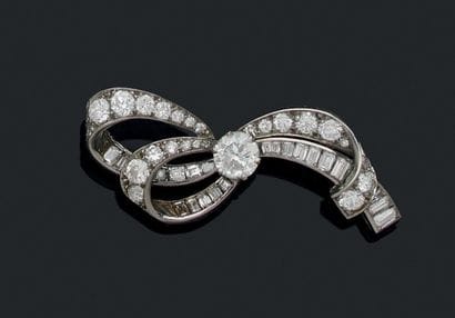 Broche en or gris (750) et platine (850)...