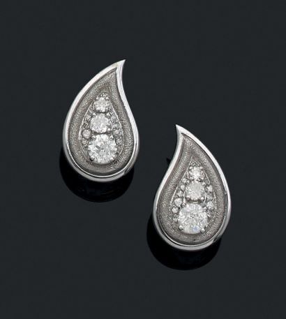 Pair of drop-shaped earrings in white gold...