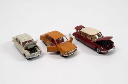 DINKY TOYS FRANCE
Lot including :
-DS 19...