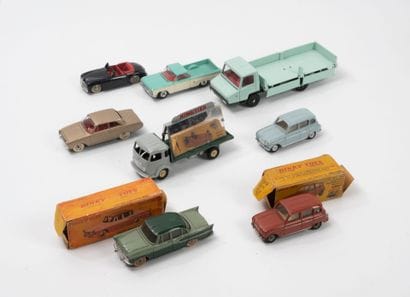 DINKY TOYS FRANCE
Lot including :
-Renault...