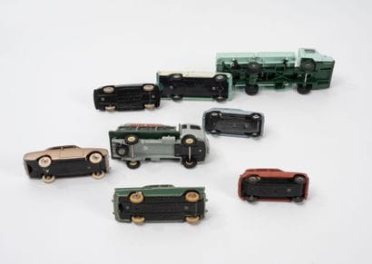 DINKY TOYS FRANCE
Lot including :
-Renault...