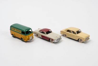 DINKY TOYS FRANCE
Lot including :
-Sedan...