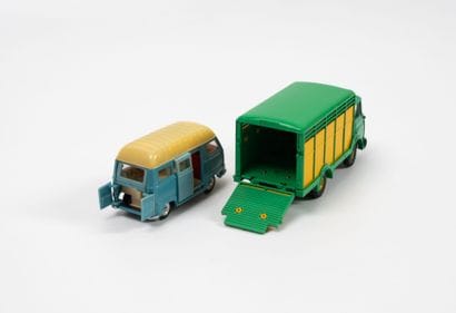 DINKY TOYS FRANCE
Lot including :
-Estafette...
