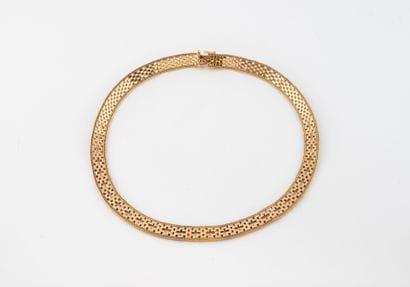 Necklace in yellow gold (750) with a wickerwork...