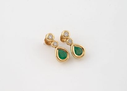 Paire de pendants d'oreilles en or jaune...