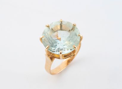 Yellow gold (750) ring set with a large round...