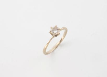 Bague solitaire en or gris (750) ornée d'un...