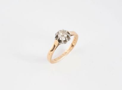 Bague solitaire en or jaune (750) retenant...