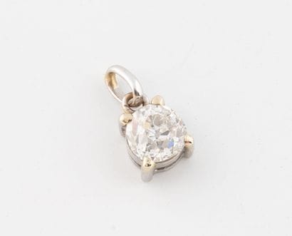 White gold (750) pendant set with a claw-set...