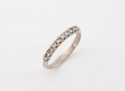 Half wedding band in white gold (750) set...