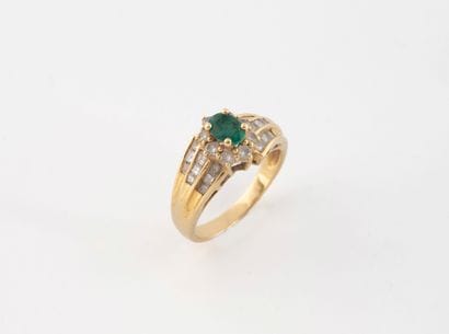 Bague en or jaune (750) centrée d'une émeraude...