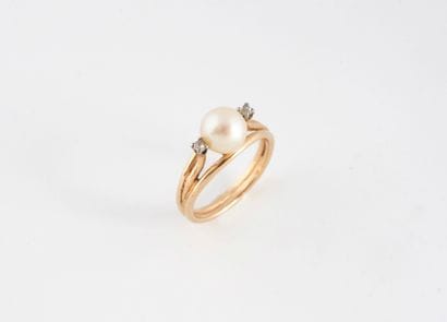 Yellow gold (750) ring formed of three gold...