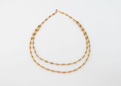 Collier en or jaune (750) à maille nouée...