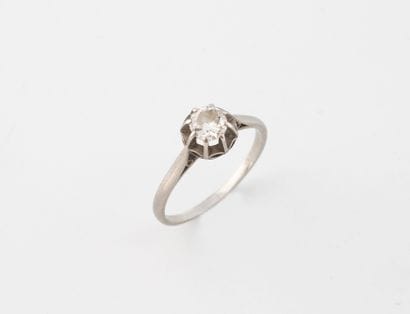 Solitaire ring in platinum (850) set with...
