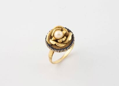 Yellow gold (750) ring featuring a blooming...