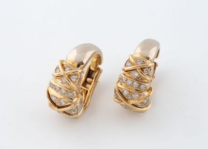 Paire de boucles d'oreilles en or jaune (750)...