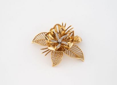 Yellow gold (750) lapel clip featuring a...