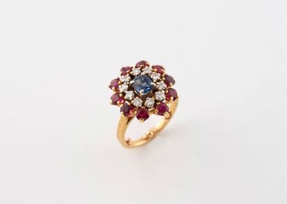 Yellow gold (750) daisy ring set with a cushion-cut...