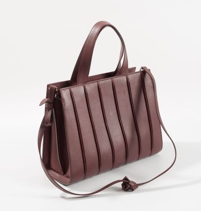 MAX MARA 
Medium-format 
