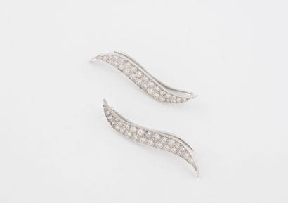 Paire de boucles d'oreilles en or gris (750)...