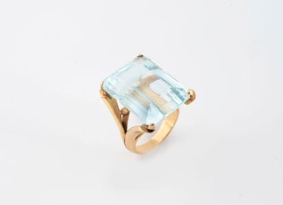 Yellow gold (750) ring set with a large emerald-cut...