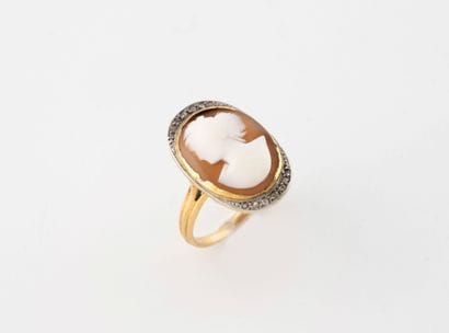 Yellow gold (750) ring set with an oval shell...