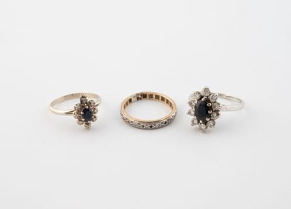 Lot including : 
- A white gold (750) daisy...