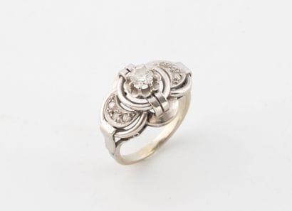 Ring in white gold (750).
The openwork bezel...