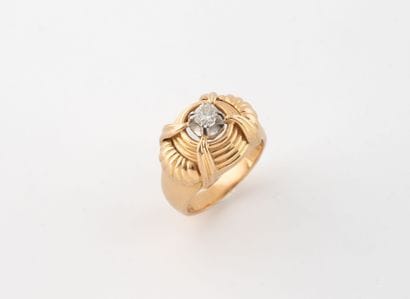 Bague dôme en or jaune (750) et platine (850)...