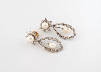 Paire de boucles d'oreilles en or gris (750)...