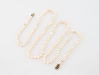 Sautoir of white cultured pearls.
Clasp in...