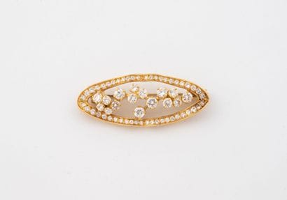 Brooch in yellow gold (750), the movement-set...