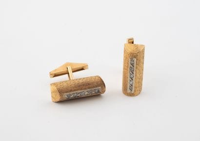 Pair of yellow gold (750) cufflinks forming...
