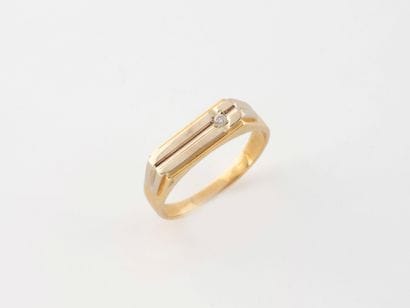 Bague en or jaune (750) à plateau rectangulaire,...