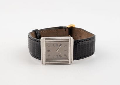 Men's wristwatch.
Rectangular grooved case...