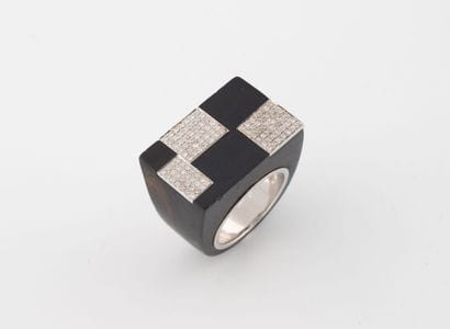 Ebony and white gold (750) signet ring partially...