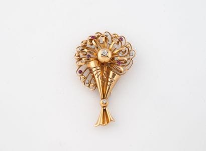 Sheaf clip in yellow gold (750) with scrolling...