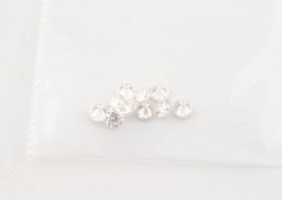 Dix petits diamants sur papier.
Poids total...