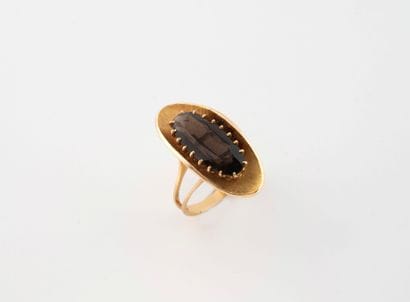Bague de forme ovale en or jaune (750) retenant...