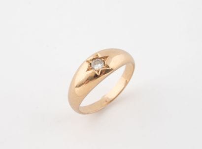 Yellow gold (750) band ring centered with...