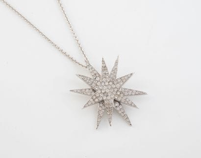 Collier pendentif en or gris (750) à motif...