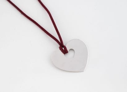 Pendentif cœur en or gris (750) sur cordon...