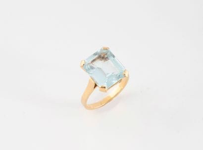 Bague en or jaune (750) ornée d'une aigue...