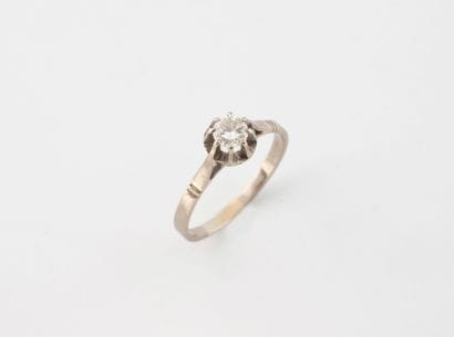 Solitaire ring in white gold (750) set with...