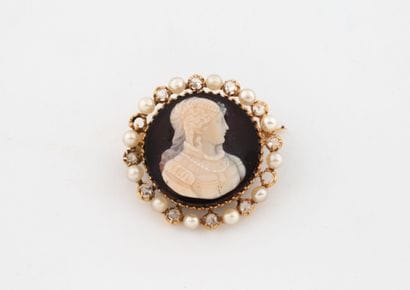Yellow gold (750) brooch centered on an agate...
