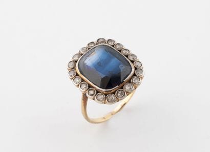 Yellow gold (750) and platinum (850) ring...